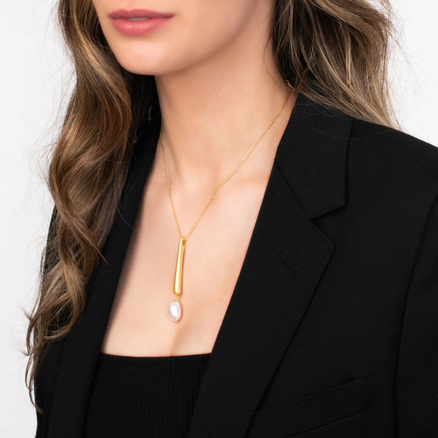 ARTSY PEARL NECKLACE