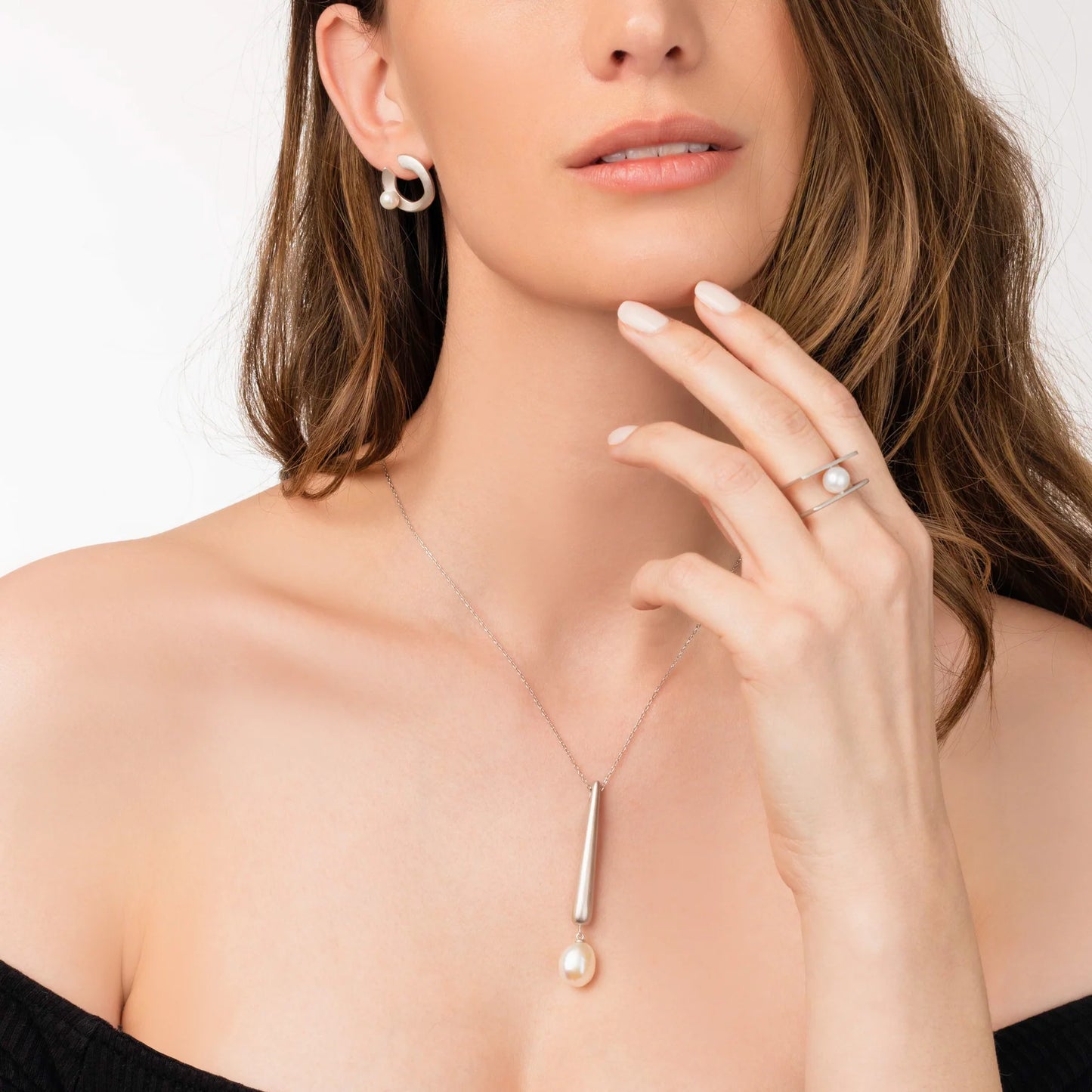 ARTSY PEARL NECKLACE