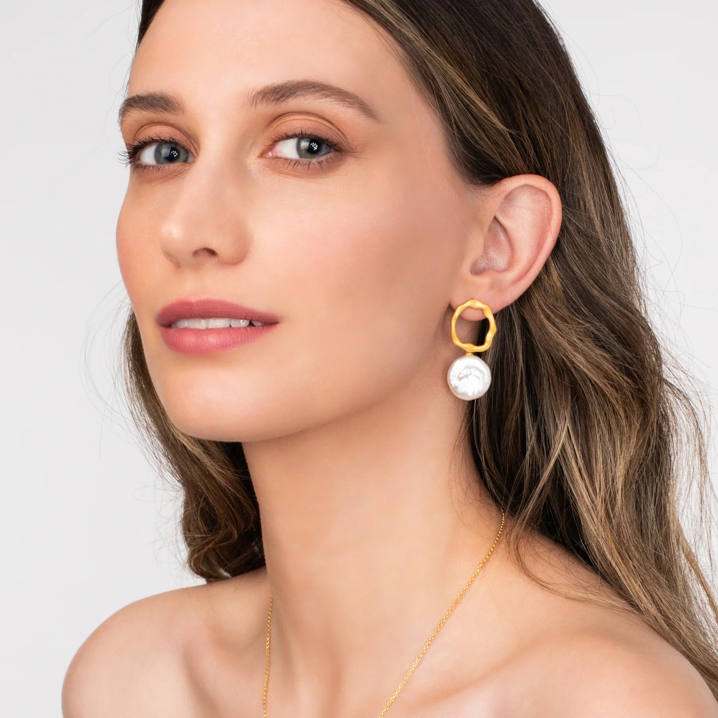 JOLLIE PEARL EARRING