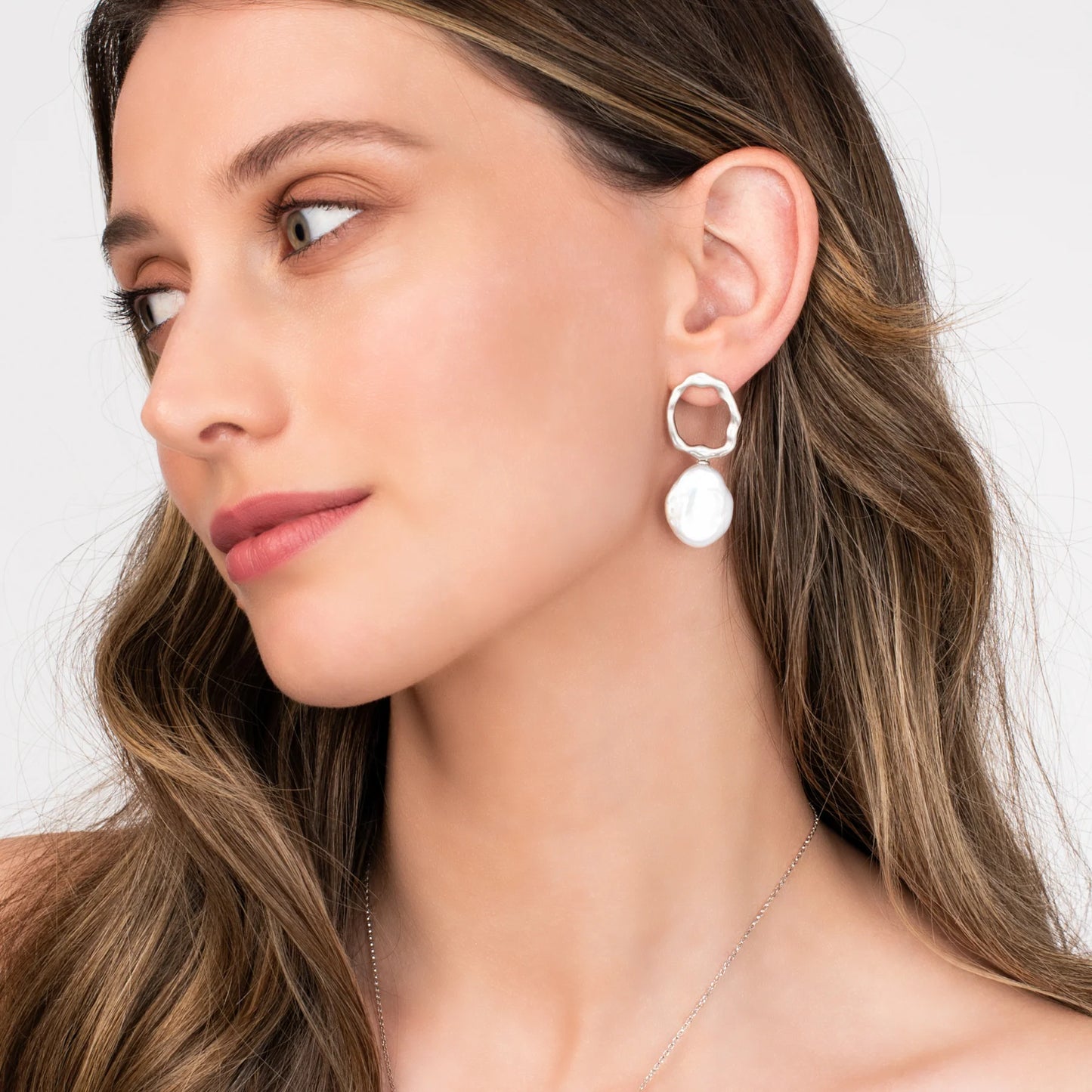 JOLLIE PEARL EARRING