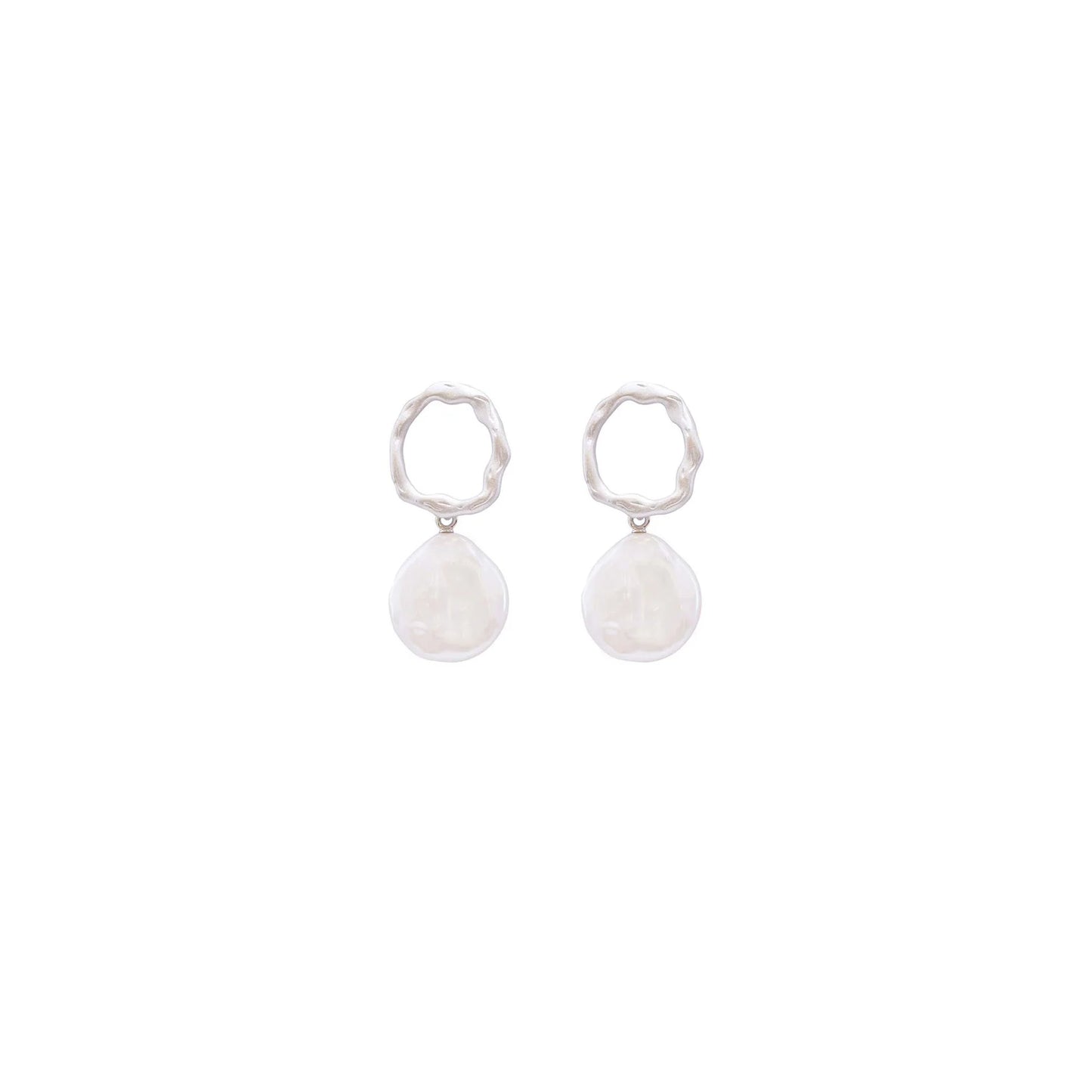 JOLLIE PEARL EARRING