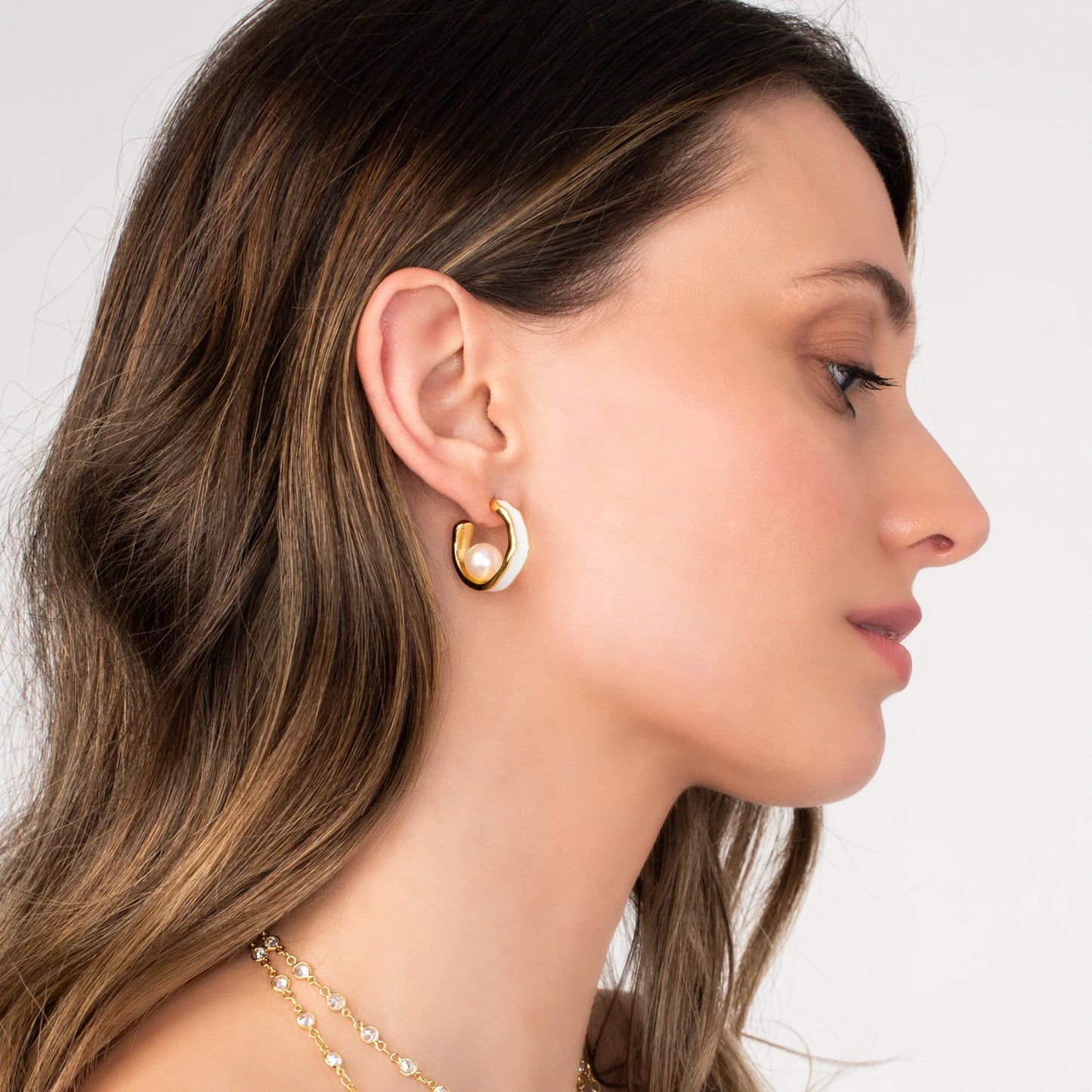 WHITE CERAMIC PEARL EARRING